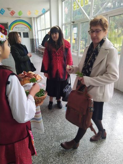 Директора представя 2