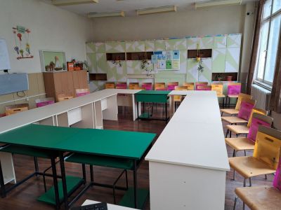 Директора представя 3