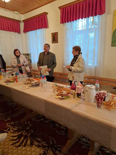 Директора представя 4